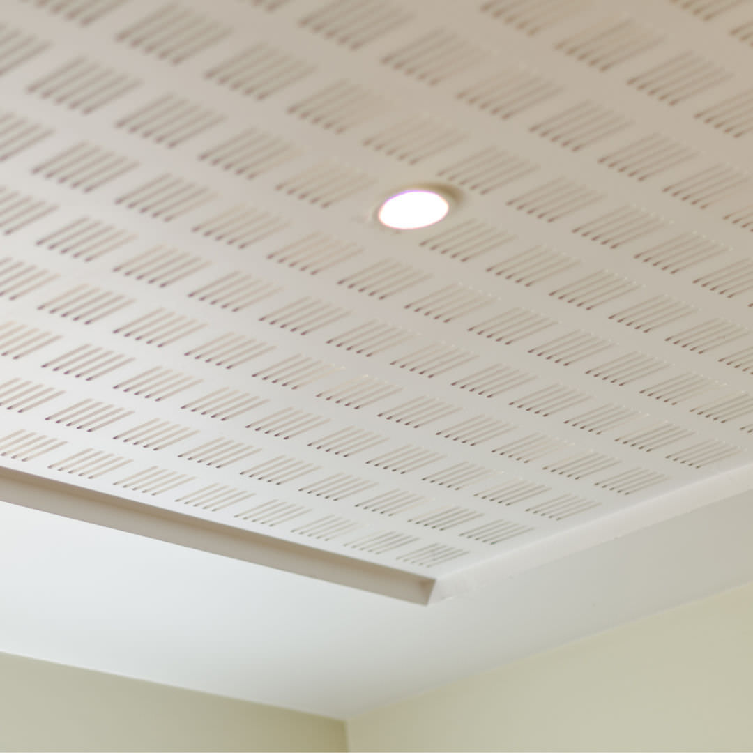 Faux plafond en plâtre / en dalle / acoustique / perforé geodeco ...