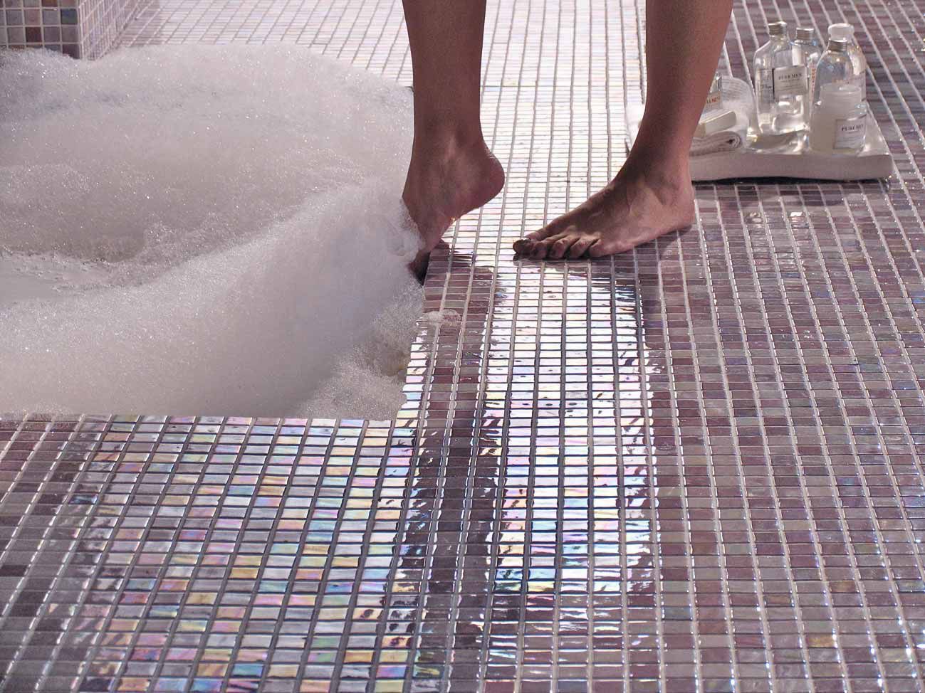 Mosaïque de salle de bain / murale / en verre / brillante design ...