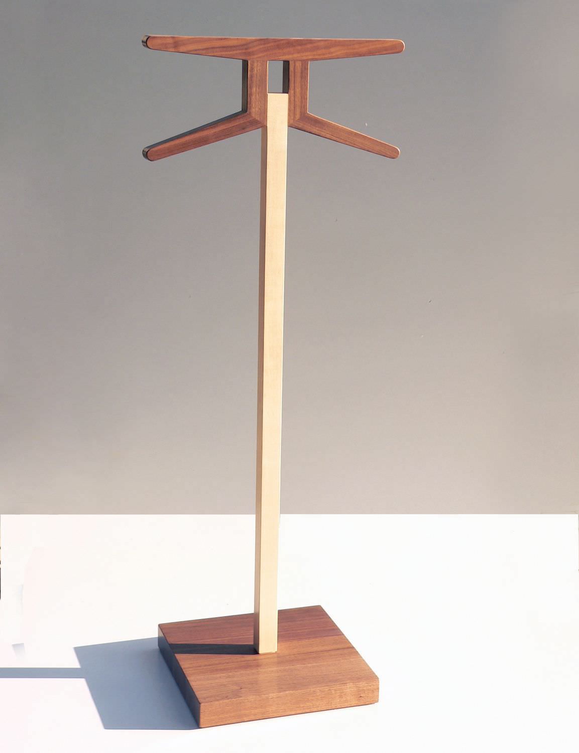 Valet de nuit sur pied / contemporain / en bois signs 1 insilvis