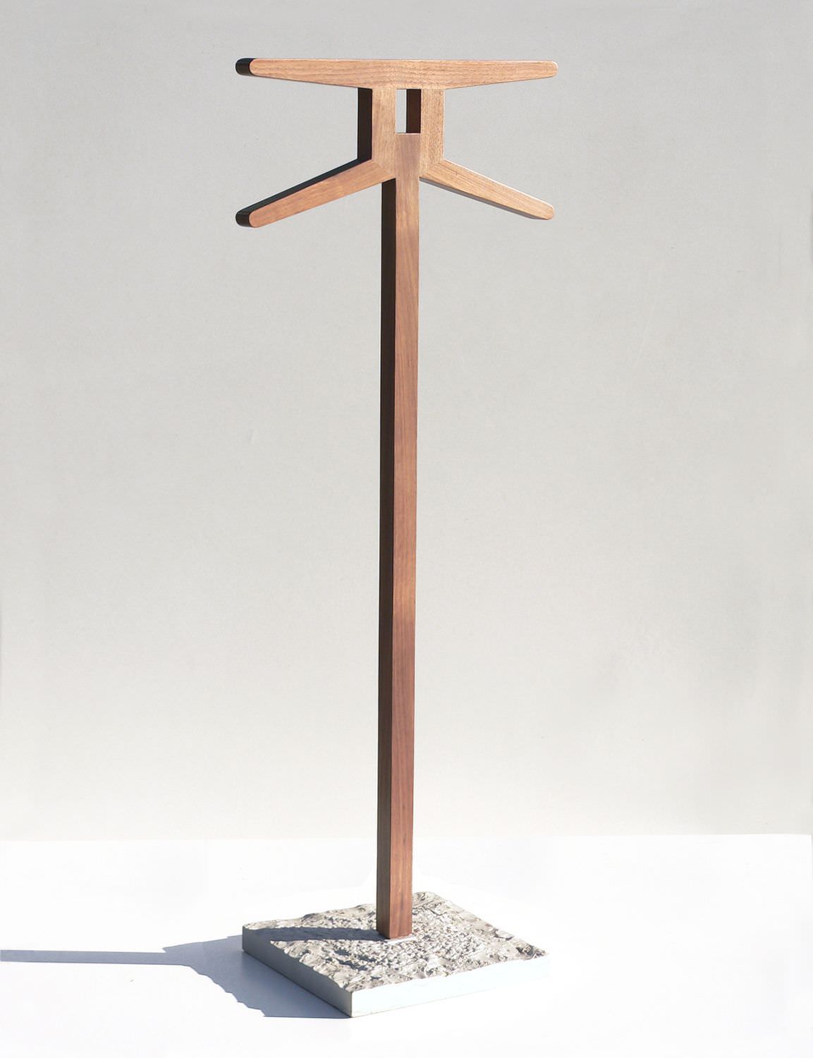 Valet de nuit sur pied / contemporain / en marbre / en bois ...