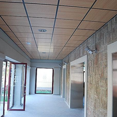 Plafond en bois contreplaqué