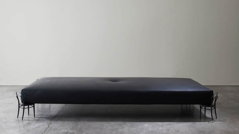 Banquette design original / en cuir / rouge 56 by ron gilad ...