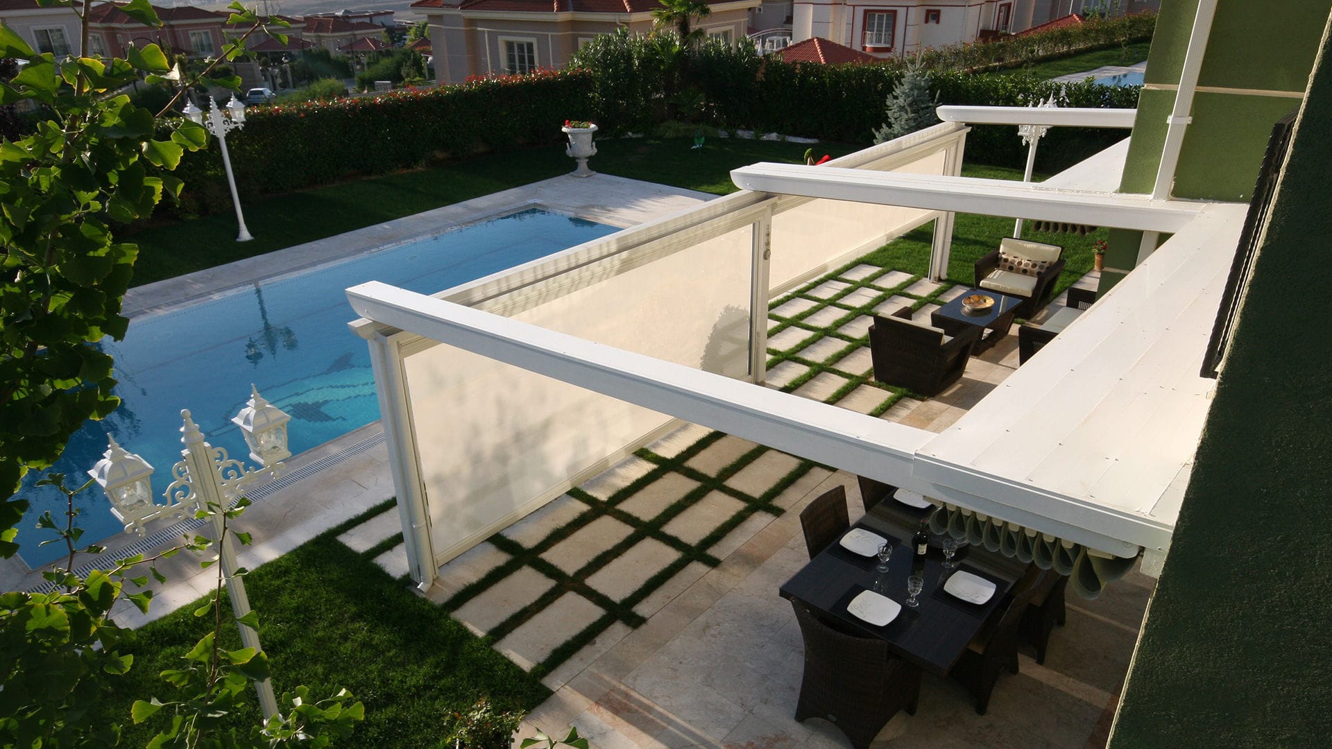 Pergola adossée PURE ALBAYRAK en bois en acier en aluminium