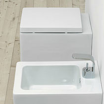 Bidet suspendu / en céramique