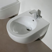Bidet suspendu / en céramique