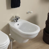 Bidet suspendu / en céramique