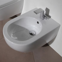 Bidet suspendu / en céramique