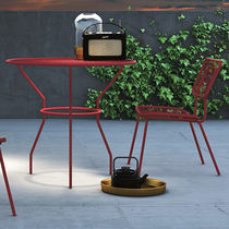 Table contemporaine / en métal peint / en...