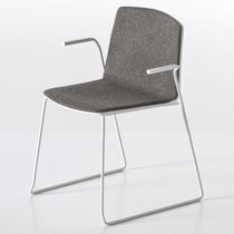 Chaise contemporaine / tapissée / avec accoudoirs...