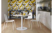 Table contemporaine / en acier / ronde /...