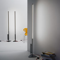 Lampe sur pied / design original / en aluminium