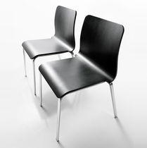 Chaise contemporaine / empilable / tapissée...