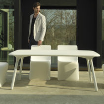 Table contemporaine / en polyéthylène /...
