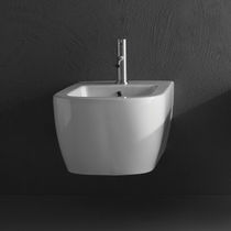 Bidet suspendu / en céramique