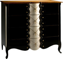 Commode haute / de style / en bois laqué...