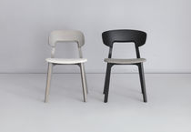 Chaise contemporaine / tapissée / en chêne...