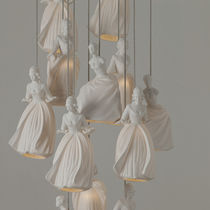 Suspension / de style baroque / en porcelaine...