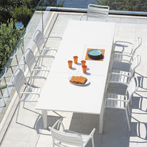 Table à manger contemporaine / en métal...