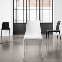 Chaise contemporaine / empilable / en cuir...
