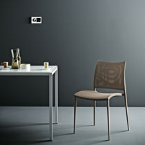 Chaise contemporaine / empilable / en nylon...