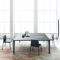 Table contemporaine / en verre / en métal...