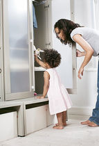armoire vitr&eacute;e 2 portes pour chambre d'enfant (mixte) KEEP&trade; STOKKE
