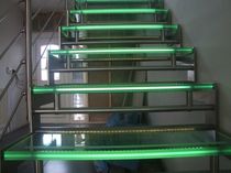 escalier droit &agrave; limon lat&eacute;ral (structure en acier inox et marches en verre) et lumiere LED GOMERA LED essegi scale