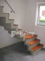 escalier quart tournant suspendu (structure m&eacute;tallique et marches en Bois) STRADA metalstep