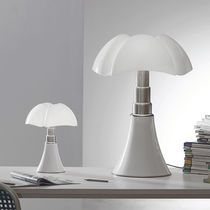 lampe de table design en m&eacute;thacrylate par Gae Aulenti MINIPIPISTRELLO cod.620/J/ by Gae Aulenti, 2013 Martinelli Luce Spa
