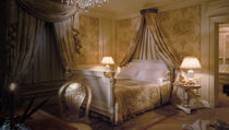 lit double &agrave; baldaquin classique WARM LUXE Clive Christian