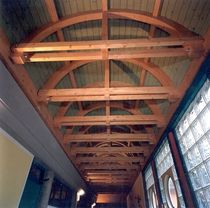 poutre cintr&eacute;e en bois lamell&eacute;-coll&eacute;  HABITAT LEGNO