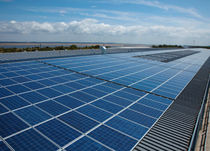 syst&egrave;me de fixation photovolta&iuml;que pour toiture-terrasse ROOF MOUNTED PV SYSTEM Kingspan Insulated Panels 