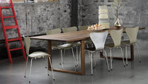 table contemporaine en bois massif ESSAY by Cecilie Manz Fritz Hansen