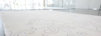 tapis contemporain &agrave; fleurs en soie FINO HANNA KORVELA DESIGN