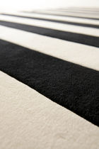 tapis contemporain &agrave; rayures en laine STRIPE by Therese Sennerholt a-carpet