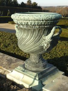 vase de style / en bronze / fait main