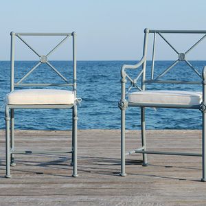 chaise de jardin classique / avec accoudoirs / avec coussin amovible / en aluminium