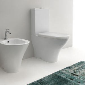 WC à poser / monobloc / en céramique / avec bouton de chasse d'eau