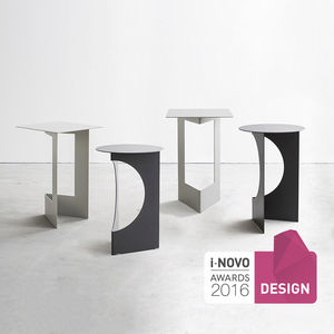 table d'appoint contemporaine / en métal peint / ronde / carrée