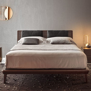 lit double / contemporain / avec tête de lit / en bois
