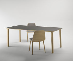 table contemporaine / en chêne / en noyer / en bois laqué