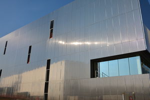 tôle nervurée / perforée / en inox / pour façade