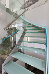 escalier quart tournant / structure en acier inoxydable / marche en verre / sans contremarche