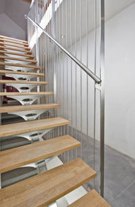 escalier droit / structure en acier inoxydable / marche en bois / sans contremarche