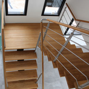 escalier demi-tournant / structure en acier inoxydable / marche en bois / sans contremarche