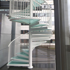 escalier hélicoïdal / structure en acier / marche en verre / contemporain