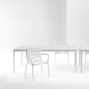 fauteuil contemporain / en aluminium / avec accoudoirs / empilable