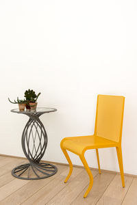 chaise contemporaine / en tôle perforée / jaune