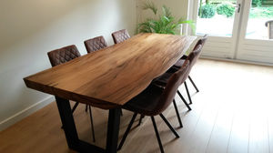 table à manger contemporaine / en noyer / en bois massif / en bois laqué