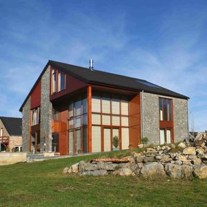 maison préfabriquée / en bois massif empilé / contemporaine / à ossature bois